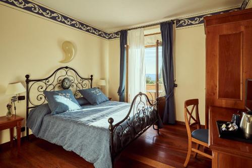 皮恩扎拉瓦雷皮克洛酒店的一间卧室配有一张带蓝色枕头的床和一扇窗户。