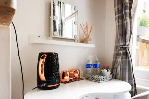伦敦Alross Room with Breakfast的浴室设有坐于卫生间顶部的烤面包机