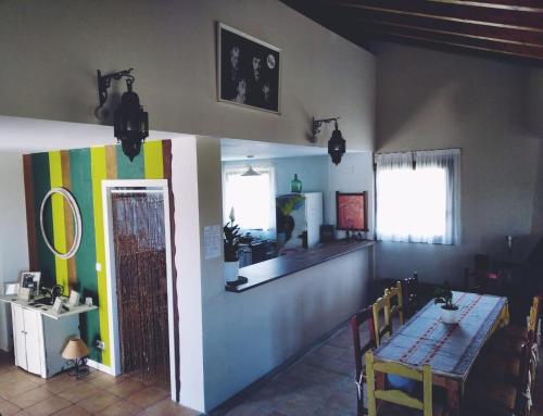 CarriazoAlbergue Casa Vacas的一间带桌子和桌椅的用餐室