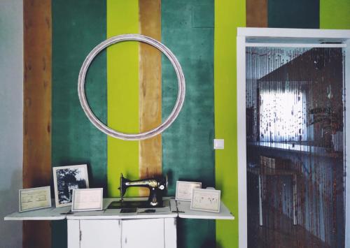 CarriazoAlbergue Casa Vacas的绿墙上带镜子的房间