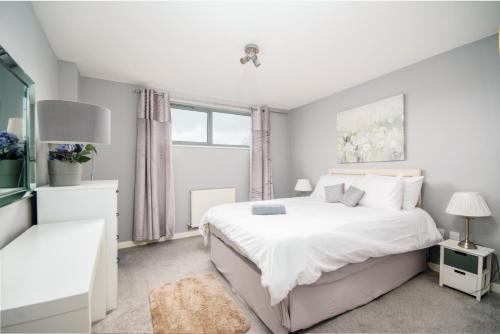 伦敦Stylish Apartment Close to London Bridge的白色的卧室设有一张大床和一个窗户