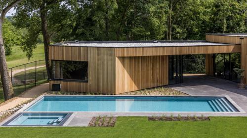 马斯特里赫特Dormio Resort Maastricht Castellum Apartments的庭院中带游泳池的房子