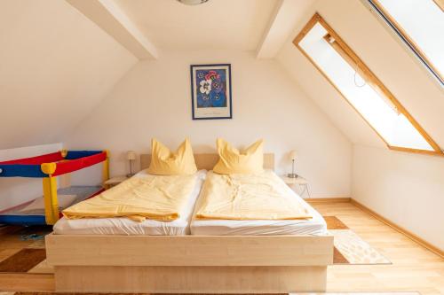 莫里茨堡Hof Türke的阁楼卧室配有一张床