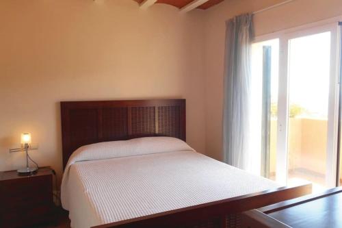 滨海托萨Casa con impresionantes vistas al mar的一间卧室设有一张床和一个大窗户