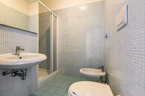 托雷拉皮罗DORMIGLIONE APARTMENT的一间带卫生间和水槽的浴室