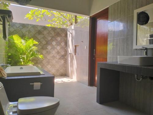 塞隆贝拉纳克Villa Jeruk的一间带卫生间和水槽的浴室