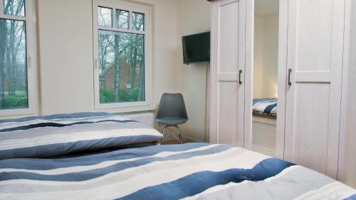 策芬Quartier2的一间卧室设有两张床、一把椅子和窗户。