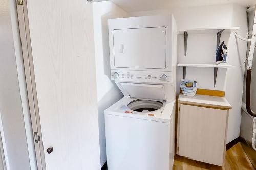 奇兰Park Pointe Lakeside Retreat A101的小房间里的洗衣机和烘干机