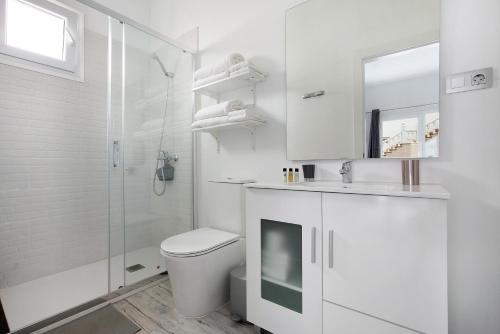 安提瓜La Corte A1的白色的浴室设有卫生间和淋浴。