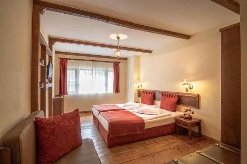DebeletsEco Complex Sherba的酒店客房设有床和窗户。
