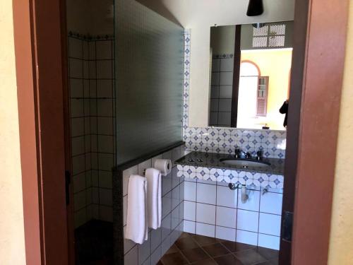 巴埃彭迪Pousada Condado Santa Maria的一间带水槽和镜子的浴室