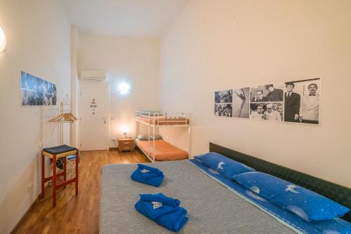 拉文纳affittacamere Corte Callegari的客房设有两张带蓝色枕头的床。