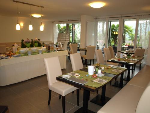台格纳巴贝魅力酒店 的一间带桌椅和柜台的餐厅
