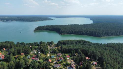 ZieleniakZielonoMi的享有湖中小岛的空中景色