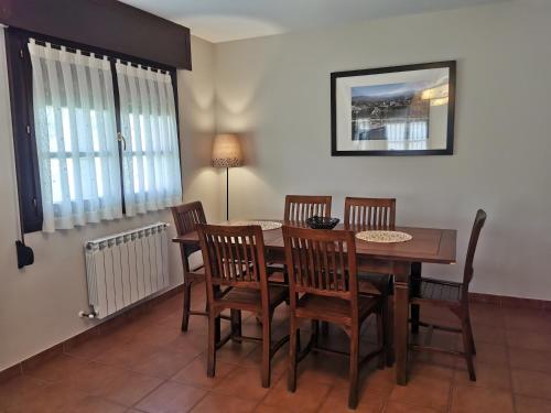 帕阿斯德兰斯埃尔吉迪奥乡村度假屋的一间带木桌和椅子的用餐室