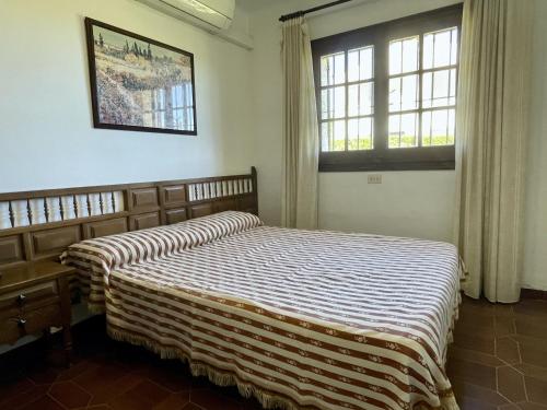 埃斯塔蒂特Bell Racó B 25的一间卧室设有两张床和窗户。