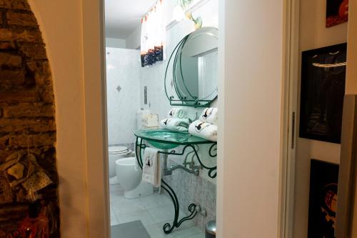 利沃诺LE STREGHE rooms e art con garage的一间带水槽和镜子的浴室