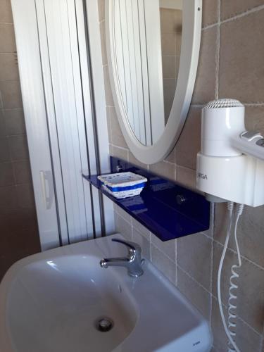 圣安蒂奥科B&B La Jacaranda affittacamere的浴室设有白色水槽和镜子