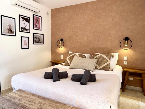 博尼法乔Domaine de Licetto的卧室配有带枕头的大型白色床