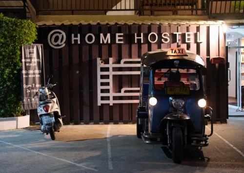 清迈@Home Hostel Wua Lai的停在家医院旁边的摩托车