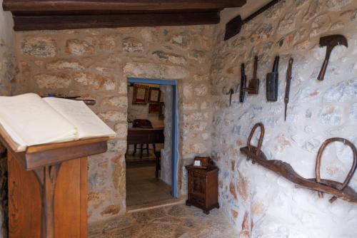 阿里奥波利斯Lithos Stone Suites的石屋设有柜台和水槽