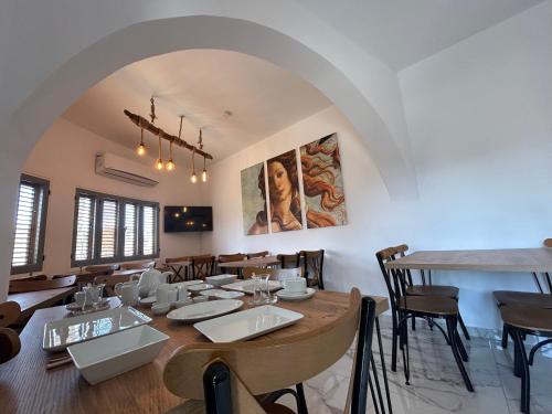 法马古斯塔Royal Goddess Guest House, Walled City的用餐室配有大型木桌和椅子