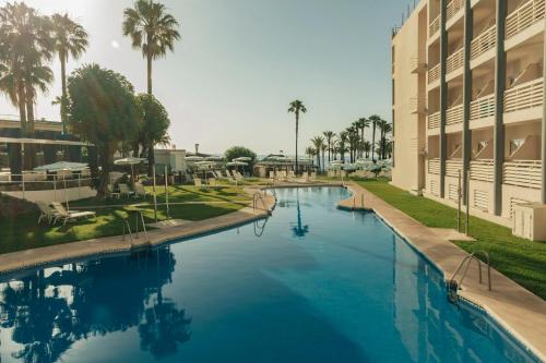 多列毛利诺斯梅德普拉亚剑鱼酒店的大楼旁的大型游泳池