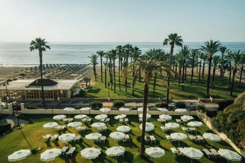 多列毛利诺斯梅德普拉亚剑鱼酒店的享有带遮阳伞和海滩的度假村空中景致