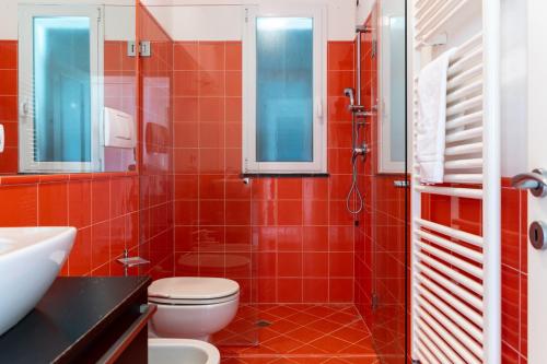 阿拉西奥L'Ulivo di Cecilia的红色的浴室设有卫生间和淋浴。