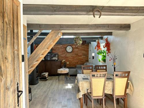 ŚwiekatowoApartament Loftowy- Bory Tucholskie的用餐室以及带桌椅的起居室。