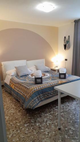 滨海波利尼亚诺Casa dei sospiri的一间卧室配有一张带桌子和台灯的床