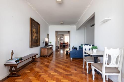 里约热内卢Sofisticado em Copacabana - 2 Suites - A801的客厅配有沙发和桌子