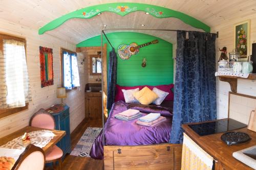 阿尔勒Vintage Provence的一间小卧室,小房子里配有一张床