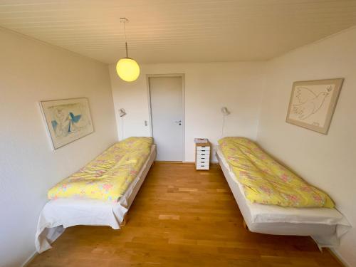 尼克宾摩斯Værelse med udsigt over Limfjorden - rolige omgivelser og adgang til flot have的一间客房内配有两张床的房间