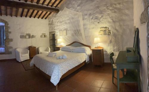 巴尔贝里诺瓦尔德尔萨托雷迪庞扎诺酒店的一间卧室配有一张带两把椅子的床和一张书桌