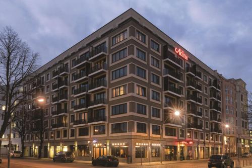 柏林柏林米特区阿迪纳公寓式酒店的建筑的侧面有标志
