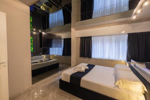 巴勒莫Maximum Exclusive Suite & Spa的一间带大床的卧室和一间浴室