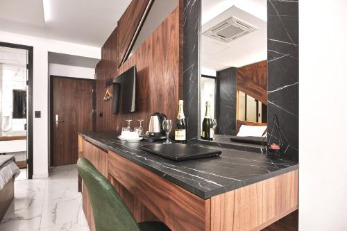 斯科普里MiM Apartments的厨房配有带瓶装葡萄酒的黑色吧台