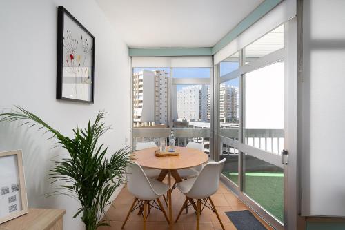 波尔蒂芒Cantinho do Mar的一间带桌椅的用餐室和一个阳台