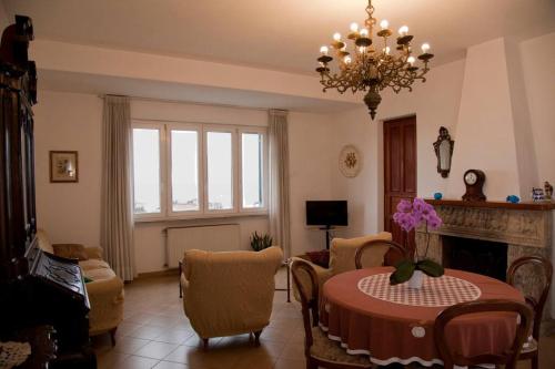 伊斯基亚Appartamento in villa vista mare的客厅配有桌子和吊灯