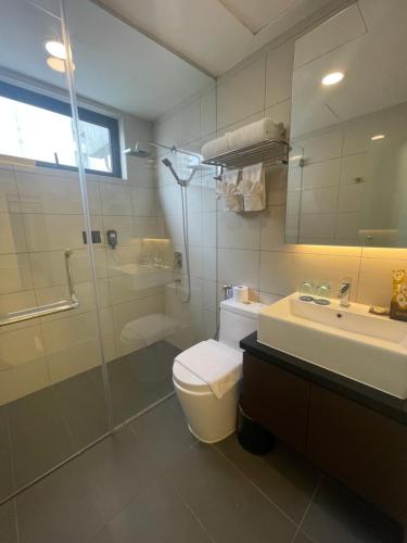 云顶高原Genting @ The MOST by NextGen的浴室配有卫生间、淋浴和盥洗盆。