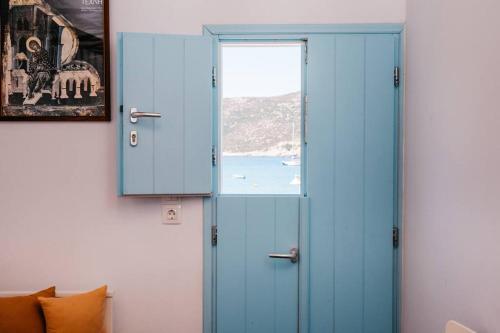 普拉提伊亚洛斯西弗诺斯Loukas and Margarita's house的一间设有蓝色门和窗户的房间
