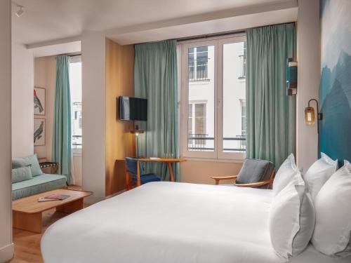 巴黎Hôtel Edgar & Achille的一间设有大床和窗户的酒店客房