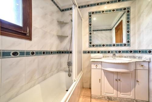 卡尔佩Villa Fuster - PlusHolidays的一间带水槽和镜子的浴室