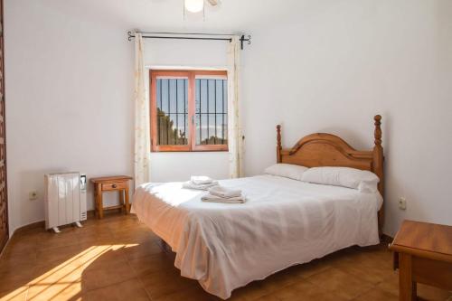 卡尔佩Villa Markus - Plusholidays的卧室配有白色的床和窗户。