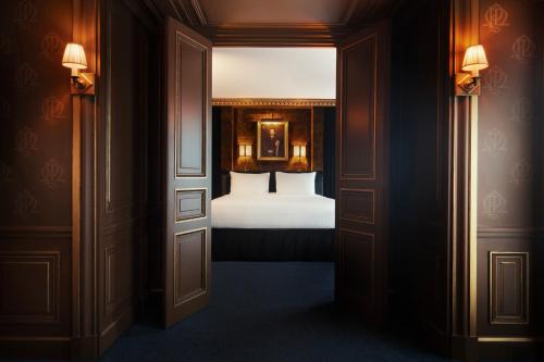 巴黎Maison Proust, Hotel & Spa La Mer的走廊上设有卧室,卧室内有床