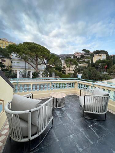 阿拉西奥Alaxia Luxury Apartments的一个带桌椅的阳台和一个游泳池