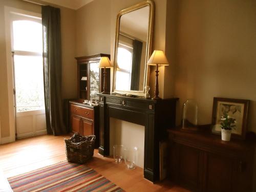 布鲁塞尔布鲁塞尔弗拉耶旅馆的客厅配有大镜子和梳妆台