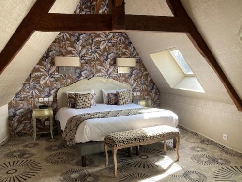 贝叶里昂多尔餐厅酒店的阁楼上的卧室配有一张大床