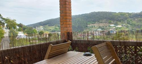 布拉加Casa do Carregal的阳台上的木制甲板上配有两把椅子